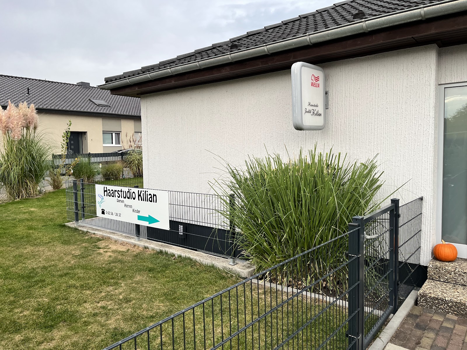 Außenansicht des Haarstudio Kilian mit Schild und Eingang
