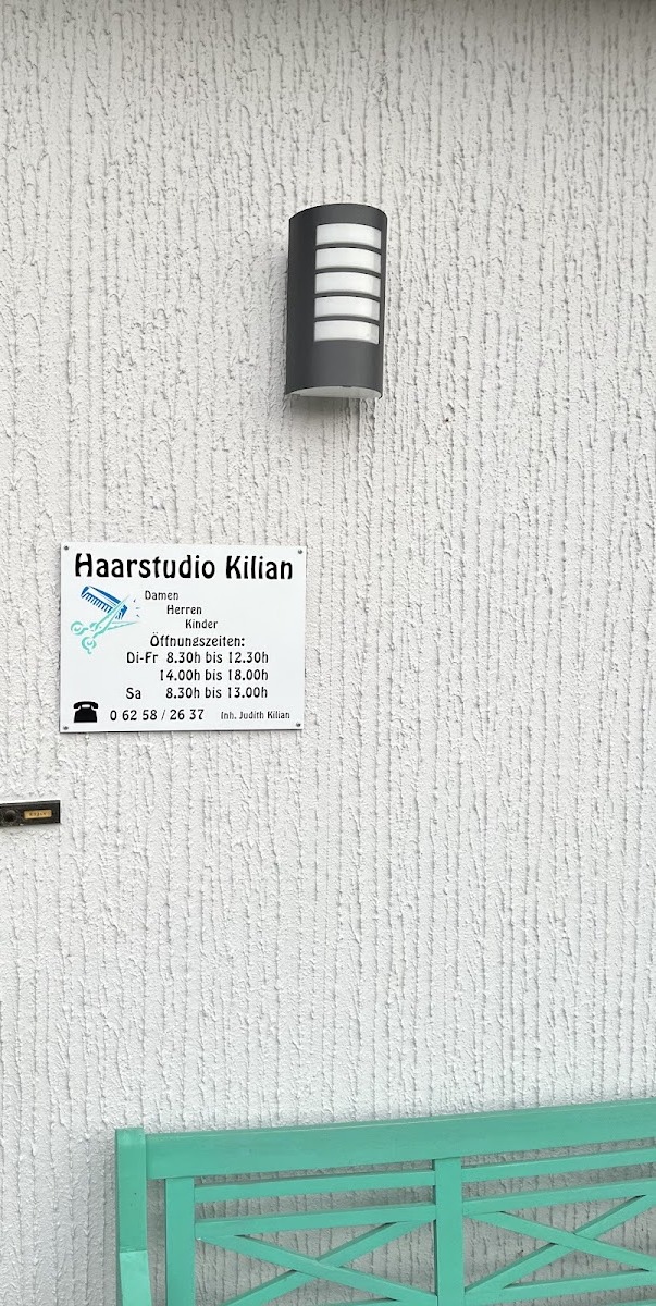 Hinweisschild Haarstudio Kilian mit Öffnungszeiten und Telefonnummer